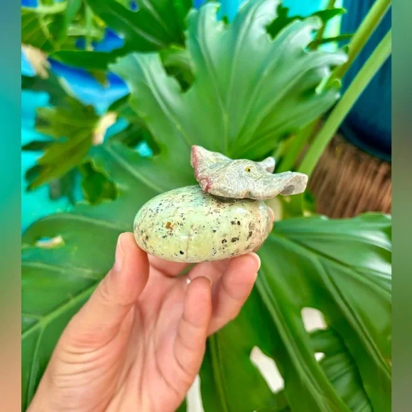 Stingray Carving on Chrysoprase - Picture 3 of 4